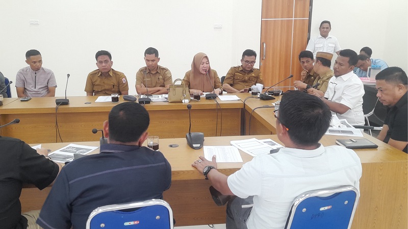 Sekretaris Dinas Komunikasi dan Informatika (Diskominfo) Kabupaten Bone Bolango, Eriana Pajria Ningsih tengah memberikan penjelasan pada RDP DPRD Bone Bolango bersama Koperasi Jasa Global Akses Sejahtera (GASS), Selasa (24/6) di Kantor DPRD Bone Bolango.